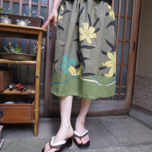 浴衣リメイク☆カーキに2色の百合♪裾黄緑パッチ73㎝丈 タイトスカート