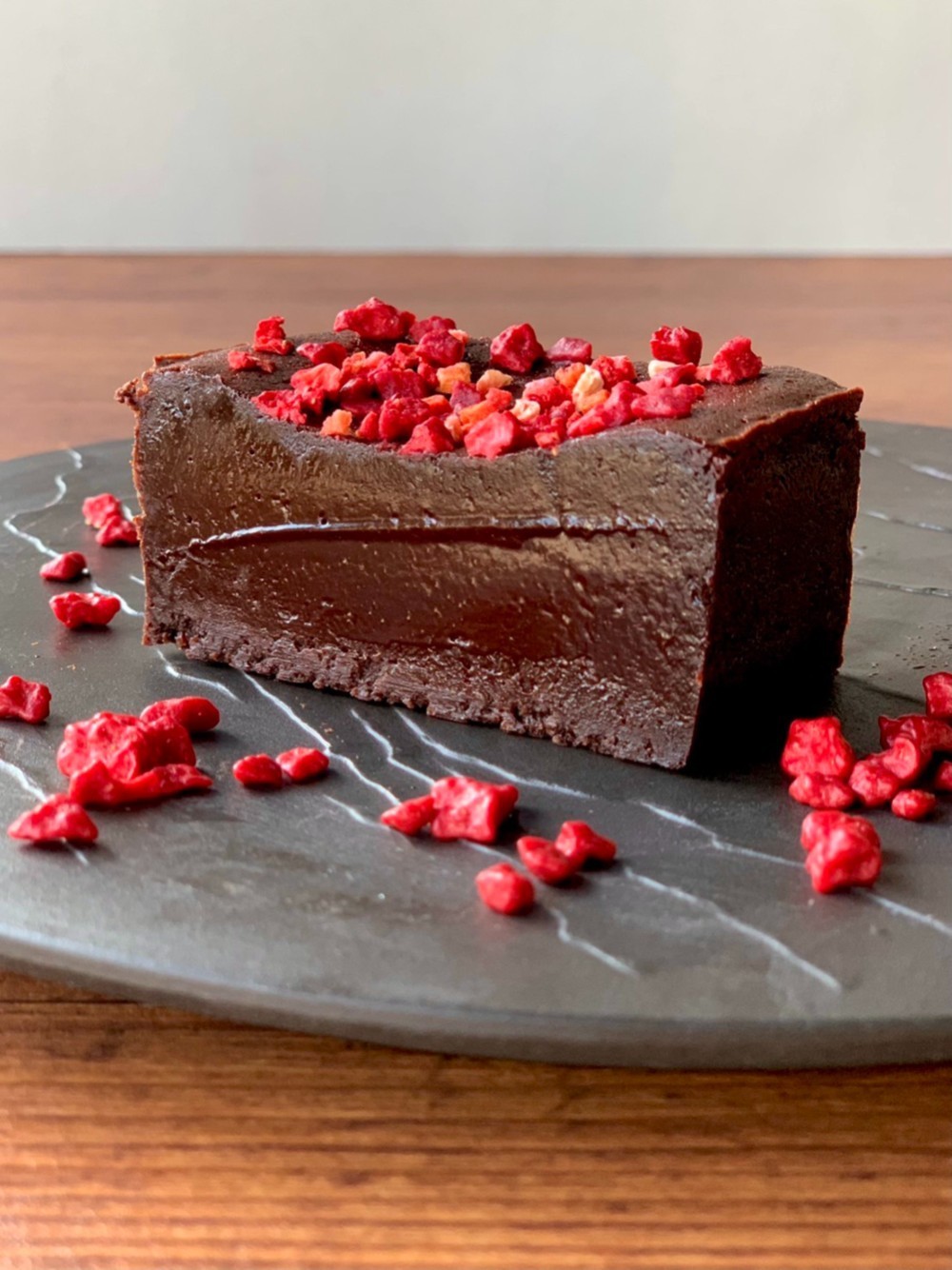 【ギフト版】バレンタインや冬ギフトに♡苺に恋したガトーショコラ（季節限定）