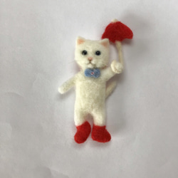 白猫ちゃんと赤い傘 ブローチ☆羊毛フェルト 1枚目の画像