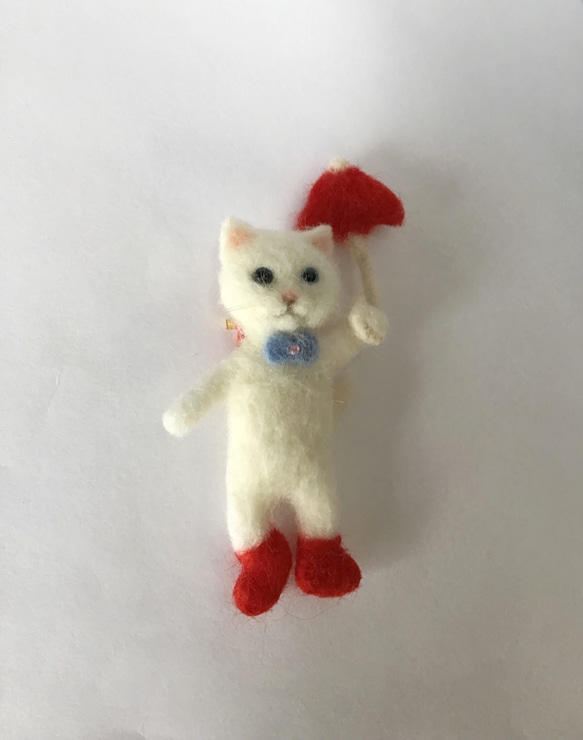 白猫ちゃんと赤い傘 ブローチ☆羊毛フェルト 3枚目の画像