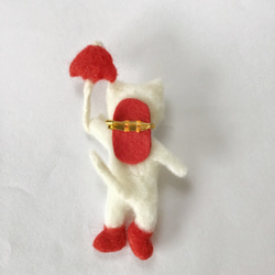 白猫ちゃんと赤い傘 ブローチ☆羊毛フェルト 5枚目の画像