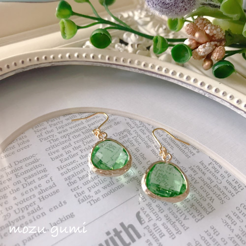 ぷっくりドロップ型のビジューピアス or イヤリング（グリーン  