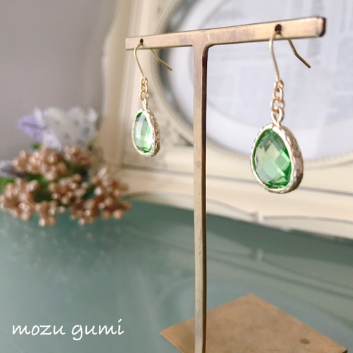 ぷっくりドロップ型のビジューピアス or イヤリング（グリーン  