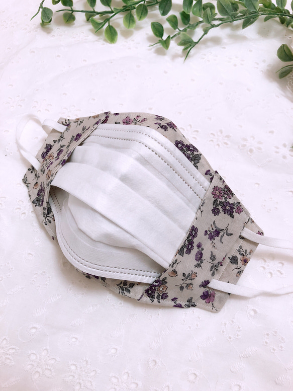 春、不織布が見える立体マスクカバー‼息のしやすい型！︎綺麗な紫色の小花柄！ 4枚目の画像