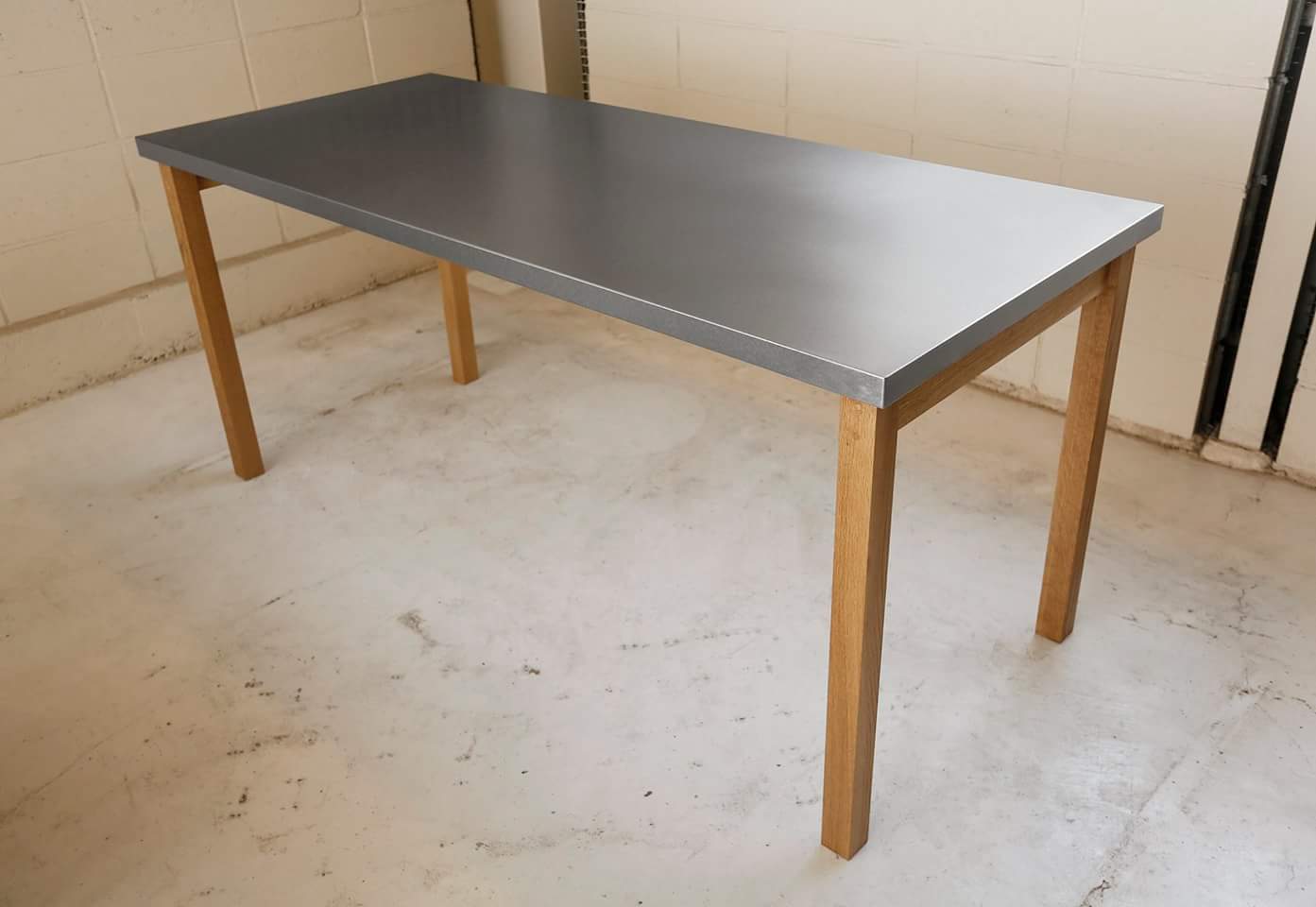 ステンレス製ダイニングテーブル Amazon｜原色ステンレススチールメタルダイニングテーブル、バー