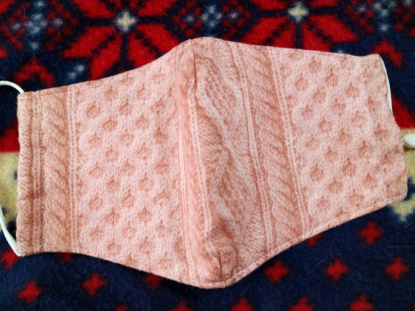 秋冬用の立体ダーツマスク　アラン編み模様　ピンク　ニット風ビエラ起毛生地　 2枚目の画像