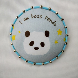 パンダ缶バッチ　ビーズ縁どり　I am boss panda  ライトブルー 1枚目の画像
