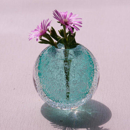 【即購入可】気泡とゆらぎが魅力的なガラスの空き瓶／エメラルドグリーン／骨董／工芸 即購入可】気泡とゆらぎが魅力的なガラスの空き瓶／エメラルド