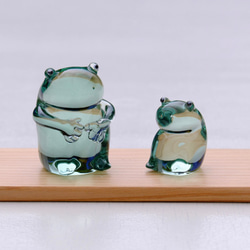 ガラスのカエルの親子（木製台付き） 2枚目の画像