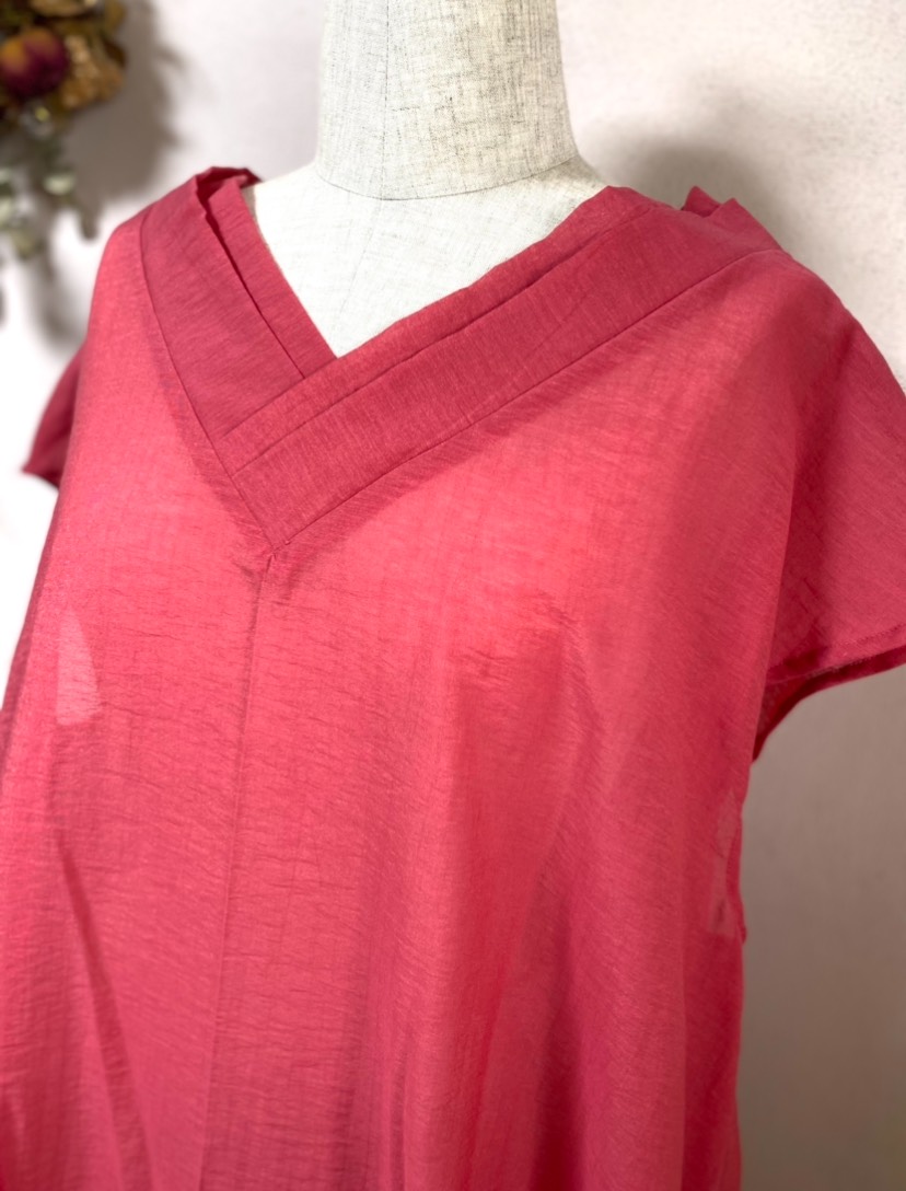 《大きいサイズ》首元スッキリAラインロングワンピース　　シアーローズ　Ｍ•Ｌ•ＬＬ•１３号対応ワンサイズ