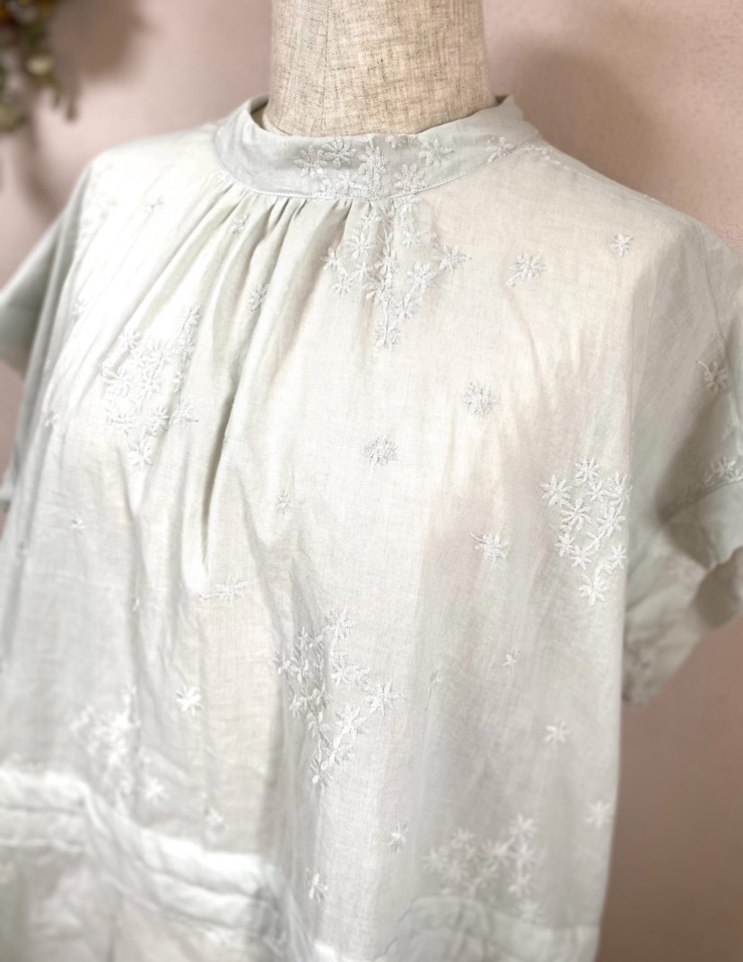 《大きいサイズ》　バンドカラーのゆったりワンピース　小花刺繍のコットンローン　パールグレー　Ｌ•ＬＬ•１３号対応