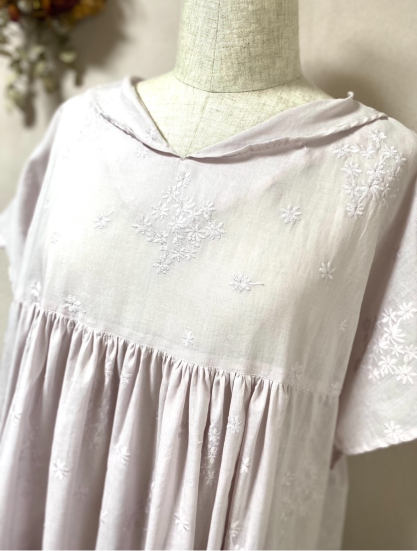 《大きいサイズ》　ショールカラー　コットンローン小花刺繍のゆったりワンピース　Ｌ•ＬＬ•１３号対応ワンサイズ  ピンク