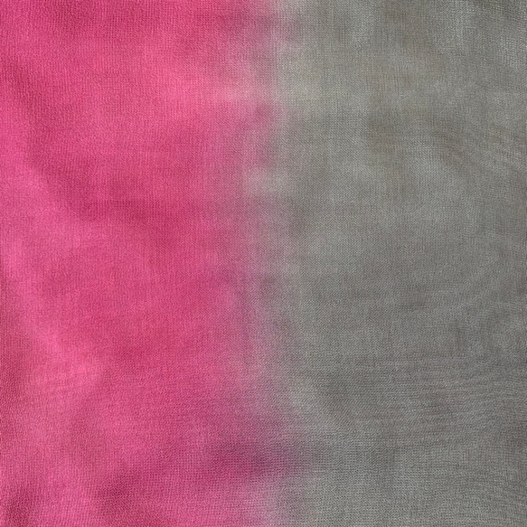 シルク100%ストール　ふんわりとしたガーゼ織シルク　手染め　ピンク×グレー 3枚目の画像