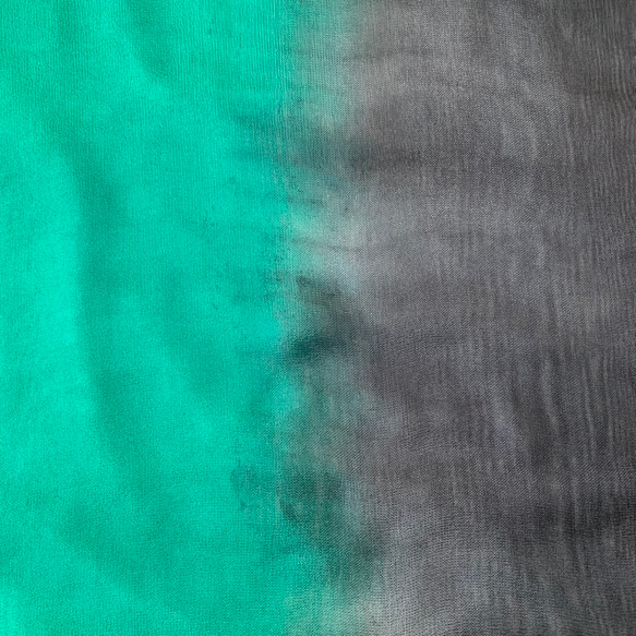 シルク100%ストール　ふんわりとしたガーゼ織シルク　手染め　グリーン×ダークグレー 2枚目の画像