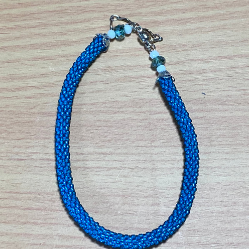 チューブクロッシェブレスレット(ブルー丸小・ガラスビーズボタン