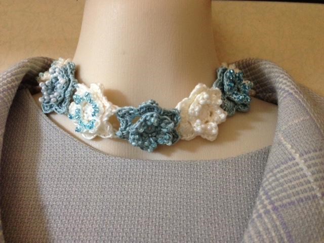 フラワーモチーフシリーズ　チョーカー(白・水色)