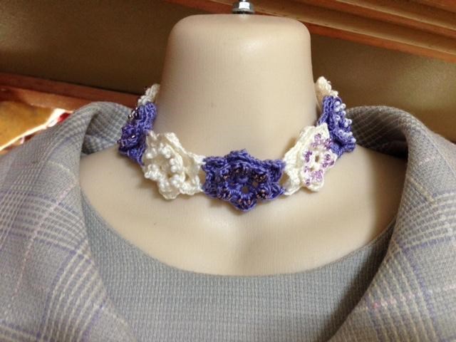 フラワーモチーフシリーズ　チョーカー(白・薄紫)