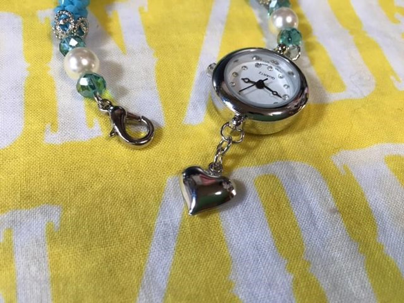 チューブクロッシェ　ブレスレット時計(スワロ(ターコイズ)・チェコガラスパール・ガラスビーズ水色) 4枚目の画像