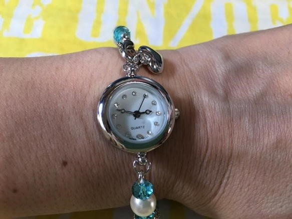 チューブクロッシェ　ブレスレット時計(スワロ(ターコイズ)・チェコガラスパール・ガラスビーズ水色) 5枚目の画像