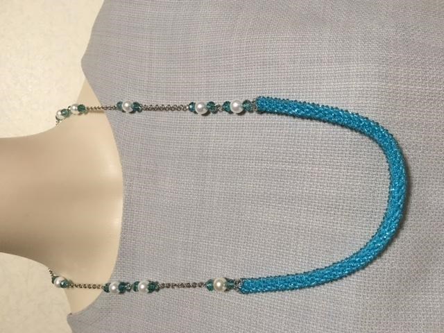 チューブクロッシェロングネックレス(スワロ(ライトターコイズ)・糸(水色))