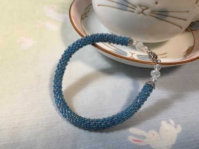 チューブクロッシェブレスレット(マツノビーズ(丸小・ブルー))・ガラスビーズ(ボタンカット))