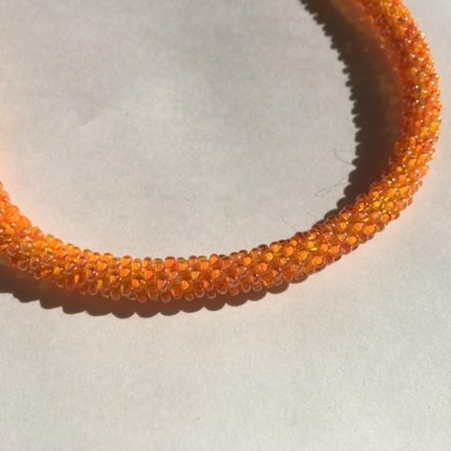 チューブクロッシェネックレス(ボヘミアンビーズ・丸小(オレンジラメ