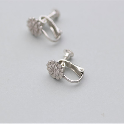 monyou 菊イヤリング シルバー イヤリング・ノンホールピアス アトリエ  