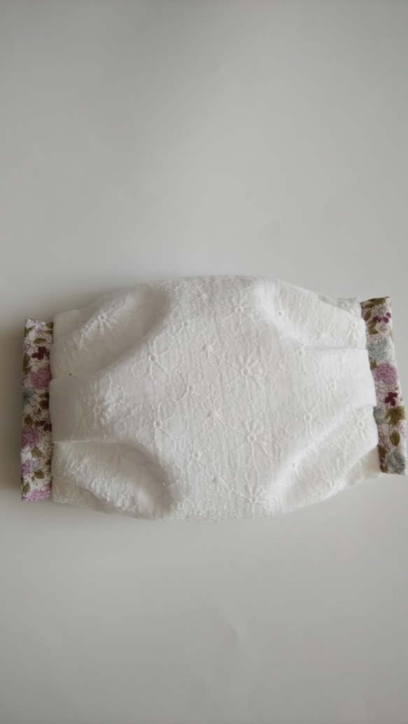 少し大きめ⭐ふっくらマスク　1面お花刺繍×パープル系ローズ柄　プリーツ　フィルターポケット付き　ダブルガーゼ　 2枚目の画像