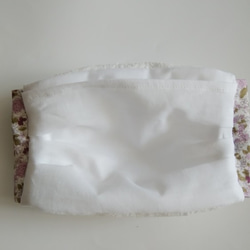 少し大きめ⭐ふっくらマスク　1面お花刺繍×パープル系ローズ柄　プリーツ　フィルターポケット付き　ダブルガーゼ　 4枚目の画像