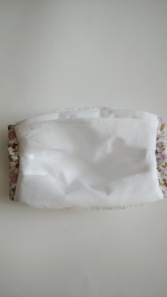 少し大きめ⭐ふっくらマスク　1面お花刺繍×パープル系ローズ柄　プリーツ　フィルターポケット付き　ダブルガーゼ　 4枚目の画像