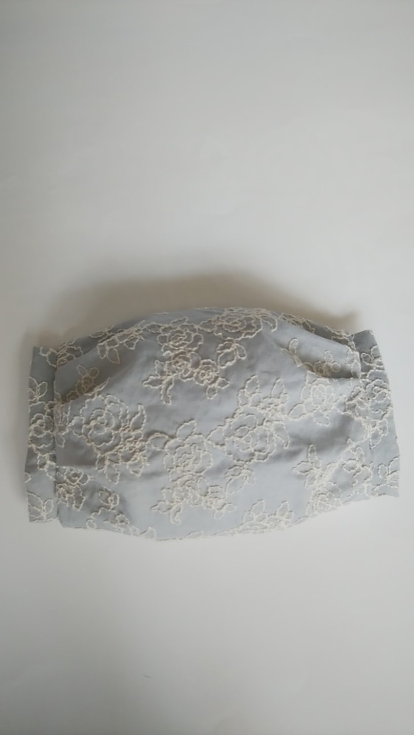 少し大きめ　ふっくらマスク　薔薇刺繍　くすみブルー　薄手コットン　バラ　プリーツ　フィルターポケット付き　ダブルガーゼ　 2枚目の画像