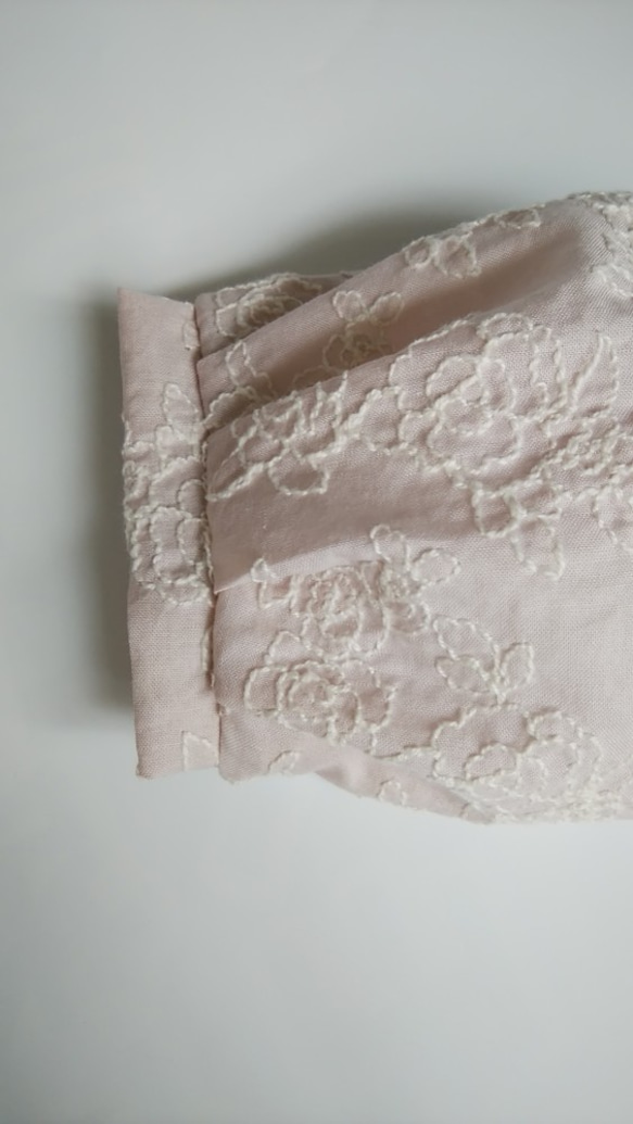 ふっくらマスク　薔薇刺繍　くすみピンク　薄手コットン　バラ　プリーツ　フィルターポケット付き　ダブルガーゼ　 3枚目の画像