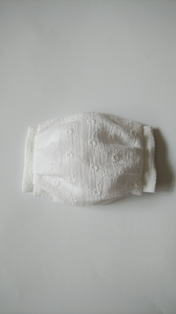 再入荷⭐受注製作⭐ふっくらマスク　　お花刺繍　プリーツ　フィルターポケット付き　ダブルガーゼ　 3枚目の画像