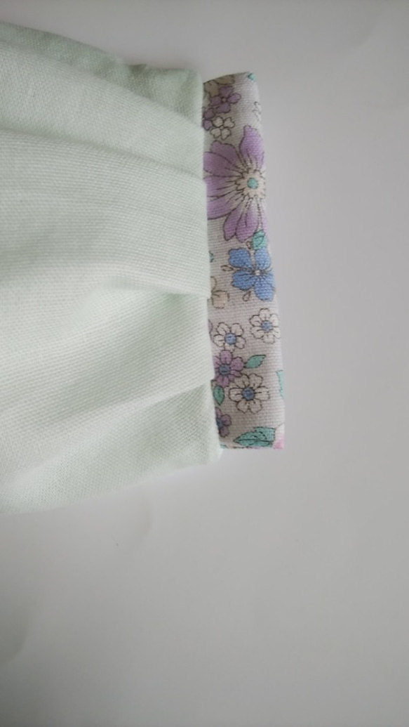 薄手⭐少し大きめ⭐ふっくらマスク　パステルグリーン×紫お花　プリーツ　フィルターポケット付き　ダブルガーゼ　　 5枚目の画像