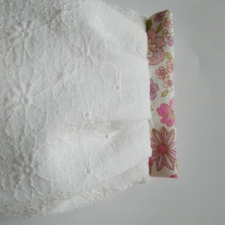 少し大きめ　ふっくらマスク　1面お花刺繍×白地ピンクお花　プリーツ　フィルターポケット付き　ダブルガーゼ　 2枚目の画像