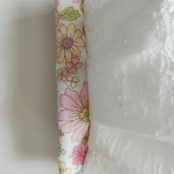 少し大きめ　ふっくらマスク　1面お花刺繍×白地ピンクお花　プリーツ　フィルターポケット付き　ダブルガーゼ　 3枚目の画像