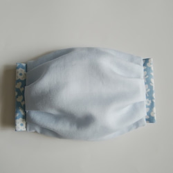 少し大きめ⭐薄手⭐ふっくらマスク　パステル　ブルー×水色お花　プリーツ　フィルターポケット付き　ダブルガーゼ 3枚目の画像
