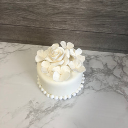 ホワイトフラワーケーキ　リングピロー 2枚目の画像