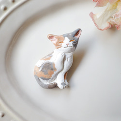 のんびり猫ブローチ　クリームミケ 1枚目の画像