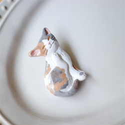 のんびり猫ブローチ　クリームミケ 2枚目の画像