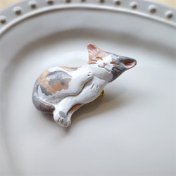 のんびり猫ブローチ　クリームミケ 3枚目の画像