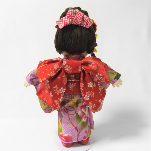 753人形 七五三記念品の同神社オリジナルのパッケージに入った（左から