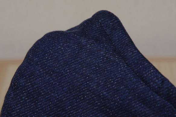 【送料無料】《男女兼用》綿１００％　デニム風ガーゼ　大人用立体布マスク（形状保持コード、ポケット付き）紺色 2枚目の画像