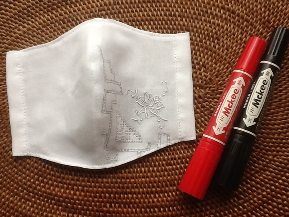 【一点物 即日発送】立体 マスク シルバーのバラ刺繍 B 軽くふんわり 薄手の コットンローン 裏はダブルガーゼ 2枚目の画像