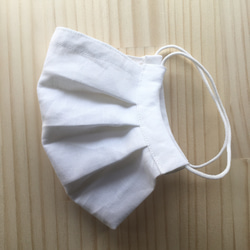 さらっとした綿麻の真っ白シンプルプリーツマスク　フィルターポケット　ノーズワイヤー付き 1枚目の画像