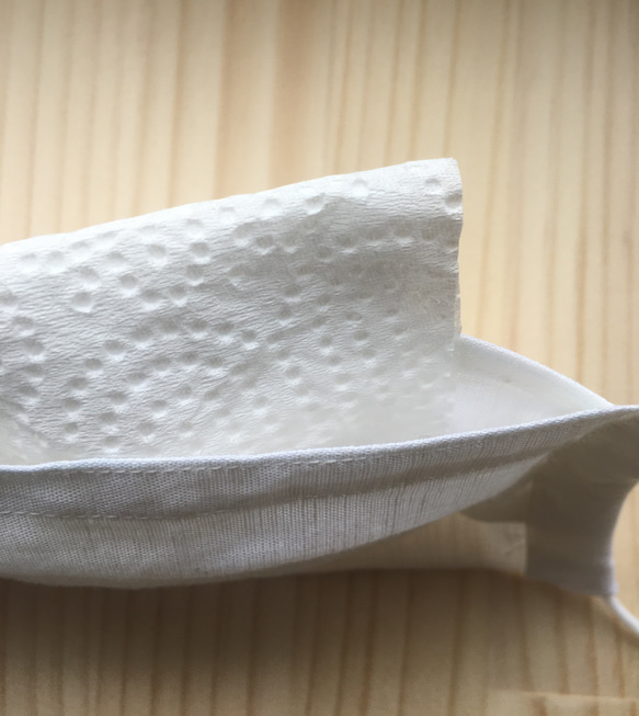 さらっとした綿麻の真っ白シンプルプリーツマスク　フィルターポケット　ノーズワイヤー付き 3枚目の画像