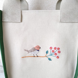 小鳥とお花の手刺繍トートバッグ 4枚目の画像