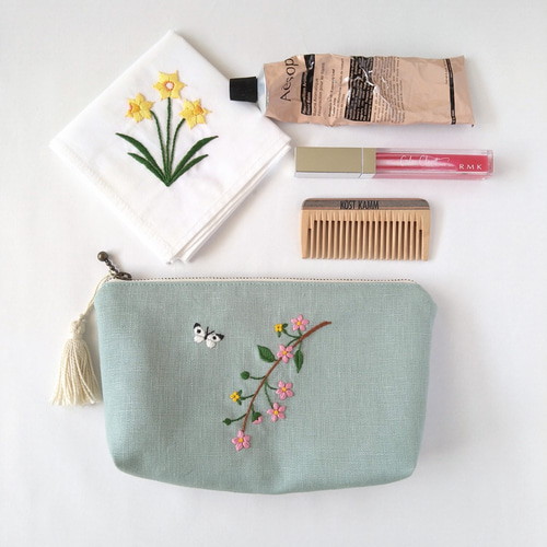 木苺の花とちょうちょ* 手刺繍入リネンポーチ Mサイズ ポーチ