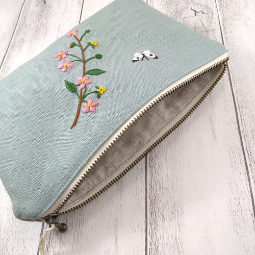 木苺の花とちょうちょ* 手刺繍入リネンポーチ Mサイズ ポーチ