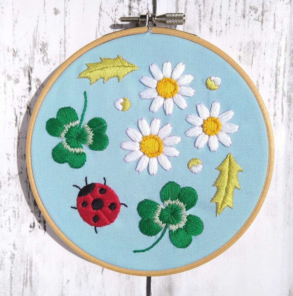 てんとう虫とクローバーの刺繍枠キット *12cm枠* キット